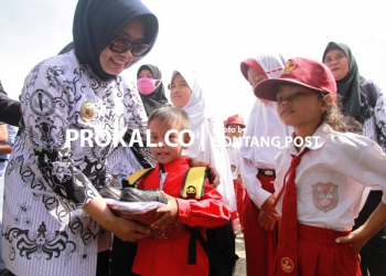 Pembagian Tas Sekolah Bertahap