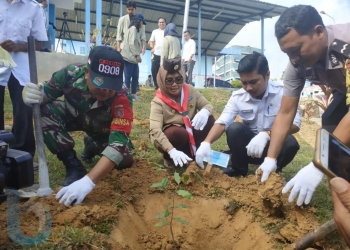 Lakukan Penghijauan, Neni Apresiasi Mahasiswa KKN