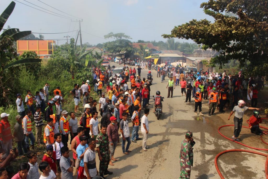 Warga sekitar turut menyaksikan proses pemadaman api. (Istimewa)