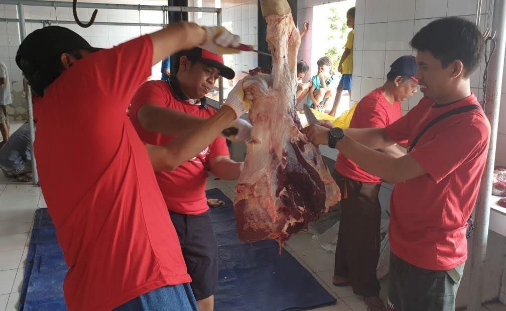 Warga PAC LDII Belimbing melaksanakan pemotongan hewan kurban di Rumah Pemotongan Hewan Bontang. (LDII Bontang for Bontangpost.id)