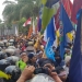Sekitar seribu mahasiswa dari berbagai perguruan tinggi negeri dan swasta menggelar unjuk rasa ke DPRD Kaltim Karang Paci, Senin (23/9/2019). Para pendemo berjalan kaki mulai dari Islamic Center Karang Asam menuju gedung kantor wakil rakyat tersebut. (prokal)