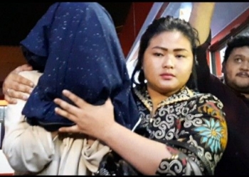 Seorang wanita yang diamankan saat penggerebekan kasus prostitusi online di Batu yang diduga melibatkan artis/public figure. (M MAHRUS/RADAR SURABAYA)