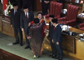 Presiden Ke-3 RI Megawati Soekarnoputri memeluk putrinya, Puan Maharani usai dilantik sebagai ketua DPR periode 2019-2024.Jakarta, Selasa (1/10). (Dery Ridwansah/JawaPos.com)
