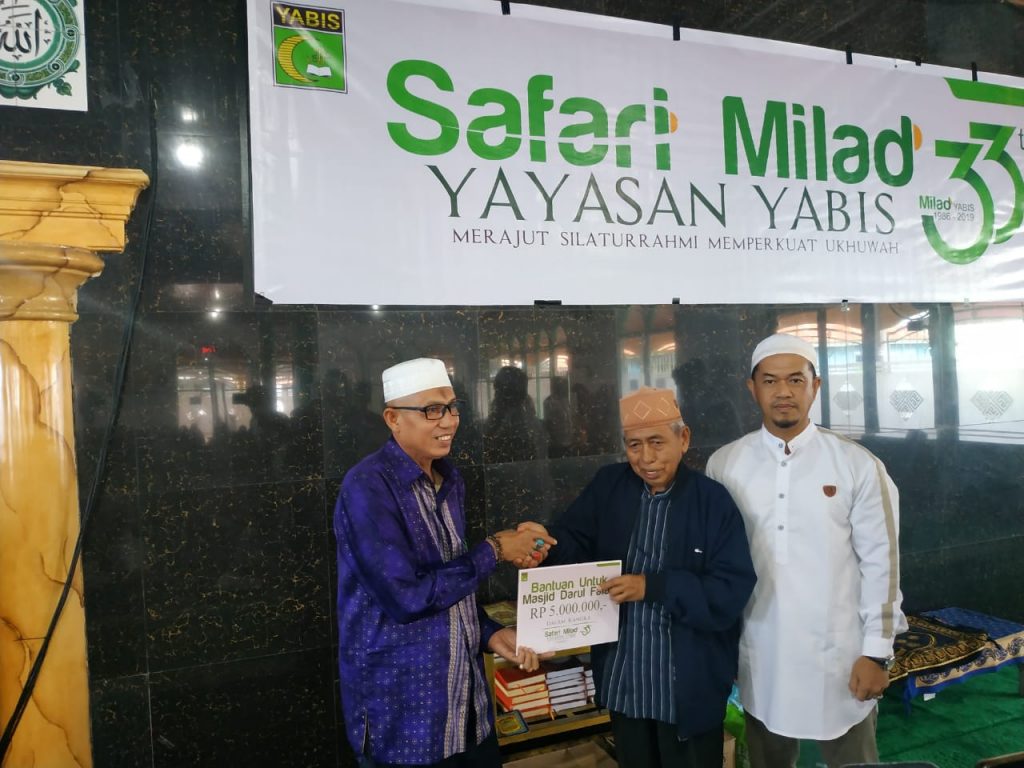 Yayasan Yabis membagikan bingkisan kepada masyarakat Selambai dan Masjid Darul Falah. Kelurahan Loktuan