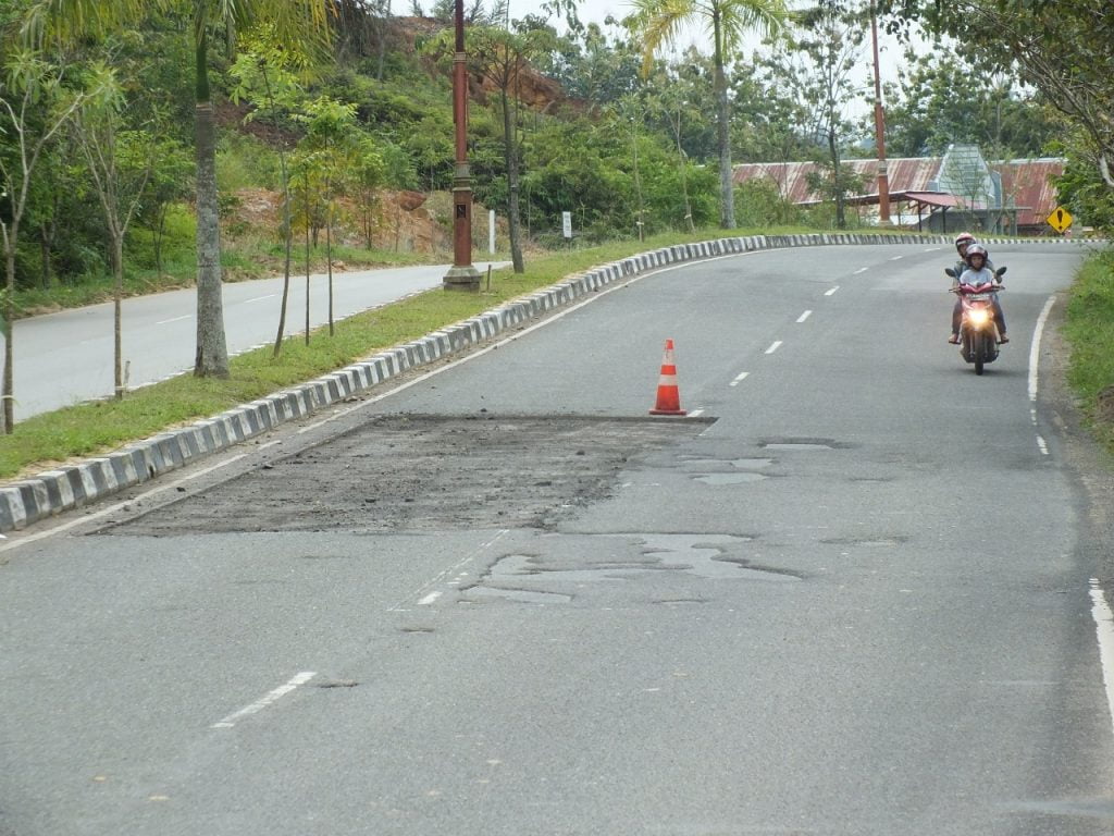 Lubang yang berada di Jalan Soekarno-Hatta bakal diperbaiki melalui anggaran bantuan keuangan (Bankeu). (DOK/KP)