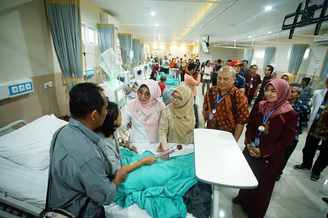 Wali Kota Neni saat mengunjungi salah satu pasien cuci darah di ruangan Hemodialisa RSUD Bontang. (Humas Pemkot Bontang)