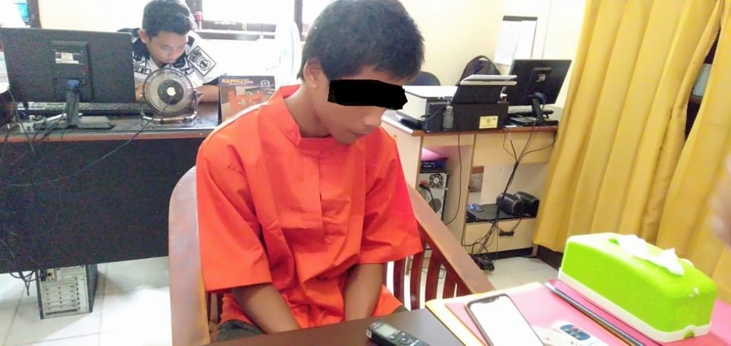 Triori Arga (baju oranye), pelaku inses pada adik, ditemui di Polres Kutim kemarin. (LELA RATU SIMI/KP)