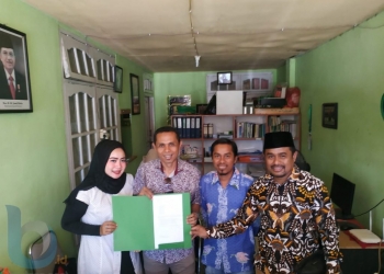 Tim Neni Moerniaeni saat mengambil formulir penjaringan Calon Wali Kota Bontang di DPC PPP Bontang. (Zaenul/Bontangpost.id)