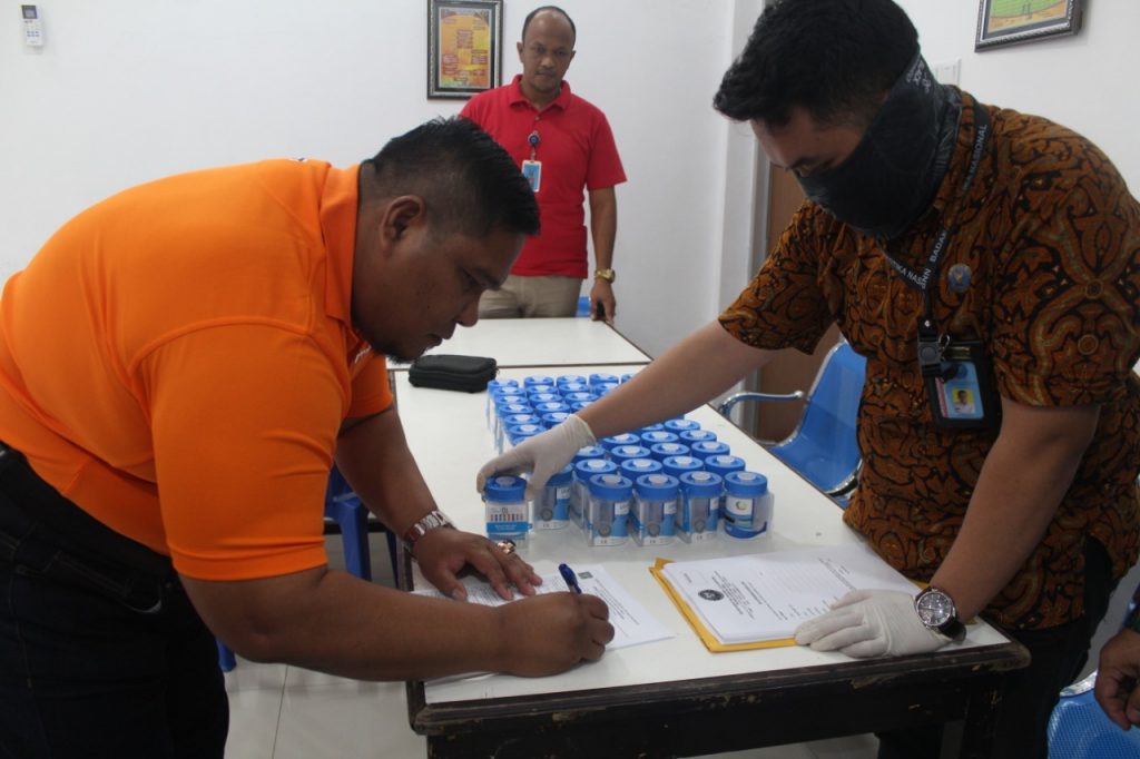 Heru Yuswanto (baju oranye) saat melakukan tes urin di Lapas Kelas III Bontang, Kelurahan Bontang Lestari Jumat (11/10/2019). (Humas Lapas)