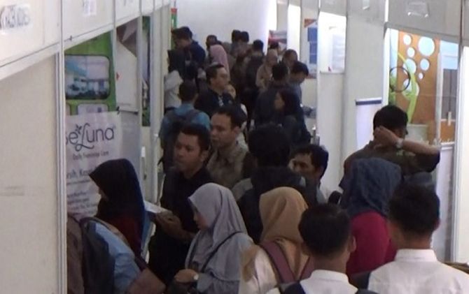 Para pencari kerja ketika mengikuti job fair untuk mendapatkan pekerjaan. (Fisca Tanjung/Dok. JawaPos.com)