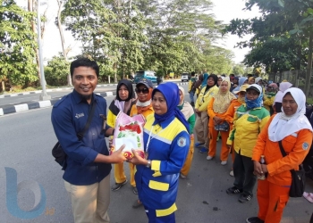 Keluarga PKT Angkatan 11 Februari Bagikan 50 Paket Sembako Kepada Petugas Kebersihan