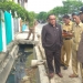 Komisi III DPRD Bontang melihat kondisi drainase di Jalan Jenderal Soedirman yang pengerjaannya lamban. (ADIEL KUNDHARA/KP)