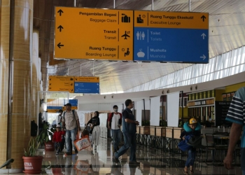Penutupan operasional sementara Bandara APT Pranoto juga berimbas kepada penyedia jasa angkutan darat. (Dadang Yono S/KP)