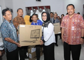 Digitalisasi Proses Belajar Mengajar, 9 SMP Negeri Peroleh Anyboard