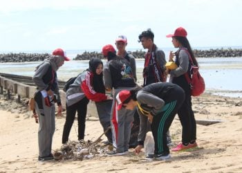 Pengunjung Membludak, Sampah Berserakan di Beras Basah