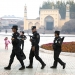 Personel keamanan Uighur berpatroli di dekat Masjid Id Kah, Xinjiang, Tiongkok. Penduduk terus diawasi. (Ng Han Guan/AP)