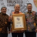 Direktur Utama Pupuk Kaltim, Bakir Pasaman (tengah) memegang penghargaan The Most Trusted Companies pada ajang Indonesia Most Trusted Company 2019. (Humas Pupuk Kaltim)