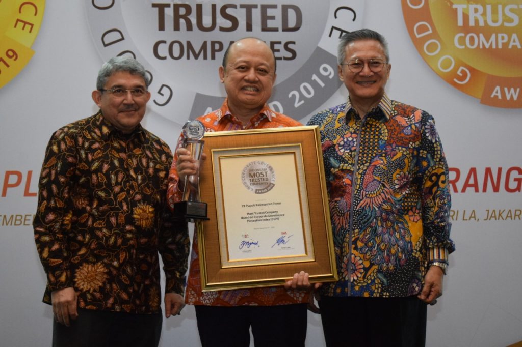 Direktur Utama Pupuk Kaltim, Bakir Pasaman (tengah) memegang penghargaan The Most Trusted Companies pada ajang Indonesia Most Trusted Company 2019. (Humas Pupuk Kaltim)