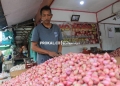 Harga komoditas bawang merah di Pasar sementara Rawa Indah mengalami lonjakan dari Rp 25 ribu menjadi Rp 33 ribu. (prokal)