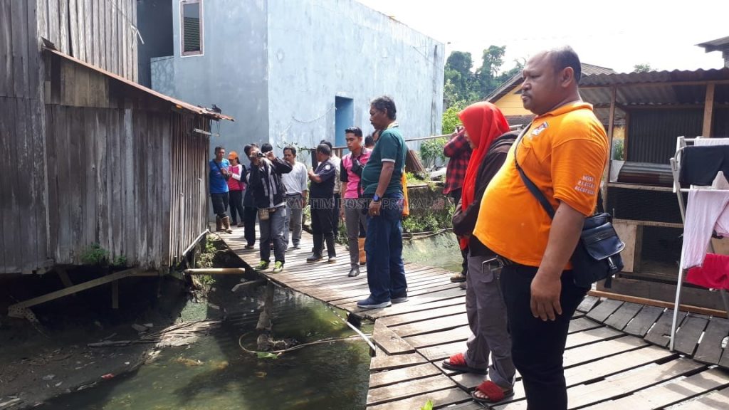 Kepolisian memeriksa lokasi ditemukannya jasad Yusuf di Gang 2 Jl Pangeran Antasari. (prokal)