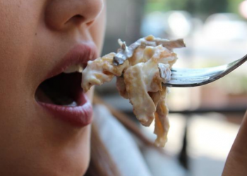 Kunyahlah dengan Perlahan, Waspadai 5 Dampak Makan Terlalu Cepat