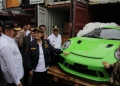 Menteri Keuangan (Menkeu) Sri Mulyani Indrawati tercengang melihat deretan mobil mewah selundupan yang masuk lewat Pelabuhan Tanjung Priok, Jakarta Utara, Selasa (17/12). (Dery Ridwansah/JawaPos.com)