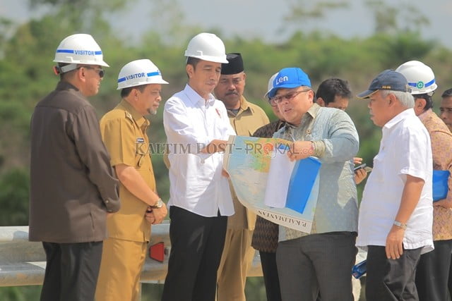 Presiden Jokowi saat meninjau calon IKN di Samboja, beberapa waktu lalu. Kali ini presiden ke Kaltim untuk meresmikan tol dan melihat dari dekat calon IKN. (prokal)