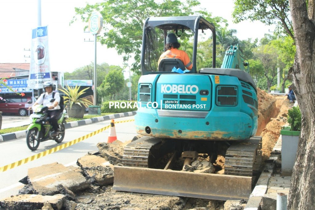 Alat berat disiagakan di Jalan Bhayangkara sehubungan dengan proyek pemasangan pipa air minum PDAM Tirta Taman, akibatnya lebar jalan menjadi sempit. (ADIEL KUNDHARA/KP/prokal)