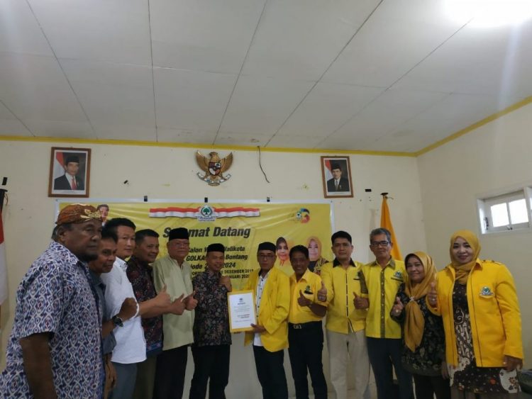 Ubaya (tengah) ditemani para pendukungnya mendaftar penjaringan cawawali di Golkar Bontang. (Zaenul/Bontangpost.id)