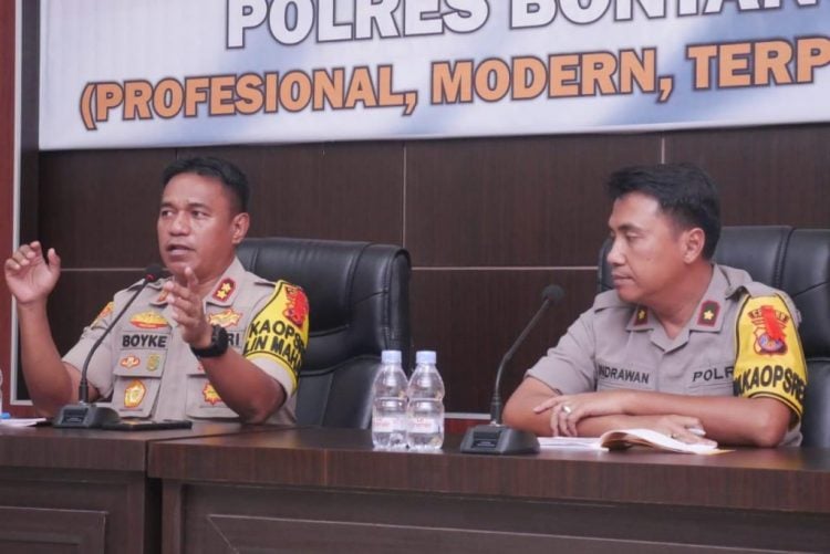 AKBP Boyke Karel Wattimena (kiri) saat memparkan data kepada awak media saat press release tahunan di Mapolres Bontang, Jalan Bhayangkara. (Istimewa)