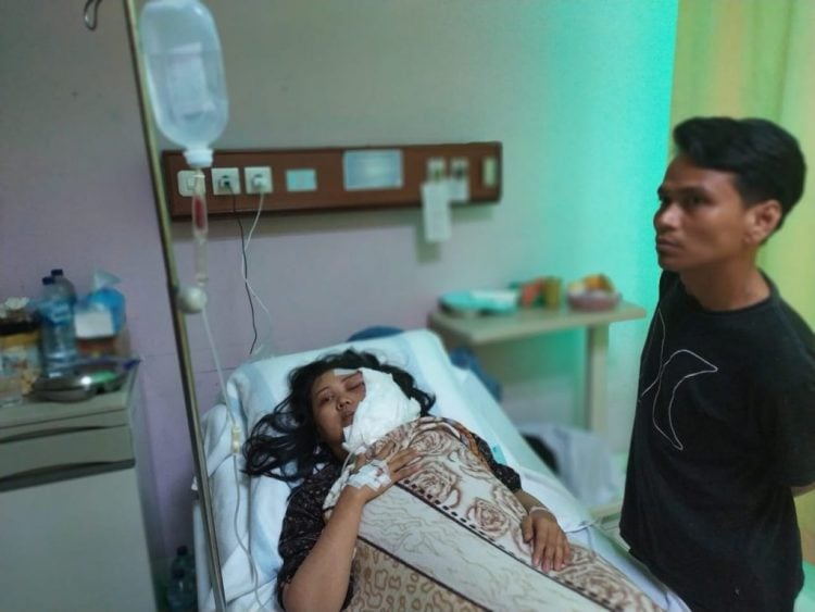 Kondisi Andi Herna, warga Berbas Pantai yang diduga mengidap tumor jinak di bagian wajah pasca jatuh dari tangga rumahnya, mendapatkan perawatan medis di RSUD Taman Husada.(Adiel/KP)