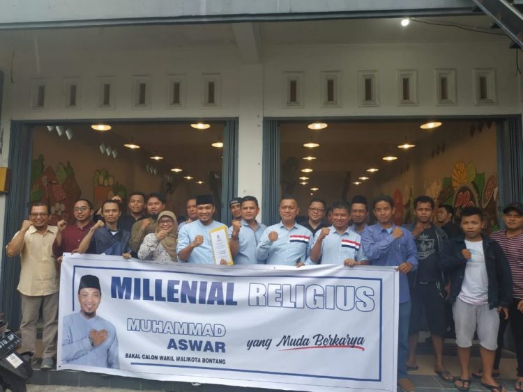 Muhammad Aswad jadi yang pertama mengembalikan formulir calon wakil wali kota ke kantor DPD II Golkar Bontang.