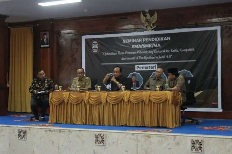 Para pemateri membagikan wawasan tentang revolusi industri 4.0 kepada pelajar Bontang, Selasa (14/1/2020) di Auditorium Taman Tiga Dimensi. (Zulfikar/Bontangpost.id)