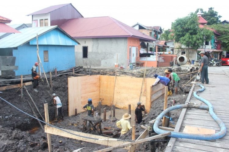 Proses pembuatan septic tank komunal di Tanjung Laut, 2016 lalu. (Dok/Bontangpost.id)