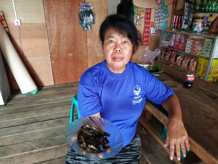 Sumini memperlihatkan ikan tembang yang telah diolahnya, yang diperoleh saat ikan naik di pelataran rumahnya. (Zaenul/Bontangpost.id)