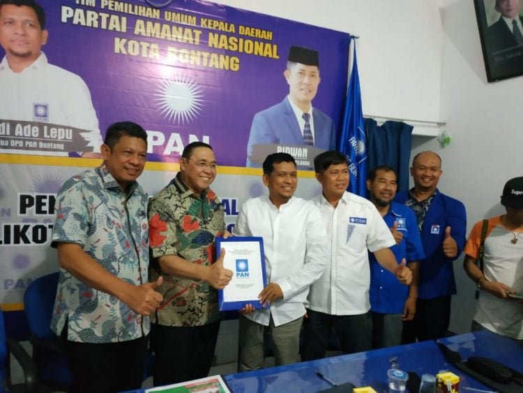 Adi Darma kembalikan formulir ke DPD PAN Bontang ditemani Basri Rase serta puluhan pendukung. (Zaenul/Bontangpost.id)