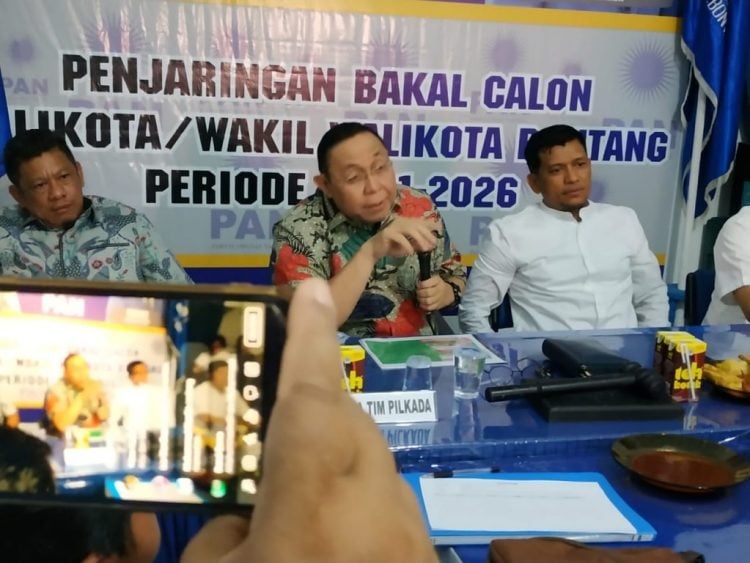 Adi Darma bersama pasangannya Basri Rase (kiri) dan Ketua DPD PAN Bontang Andi Ade Lepu. (Zaenul/Bontangpost.id)