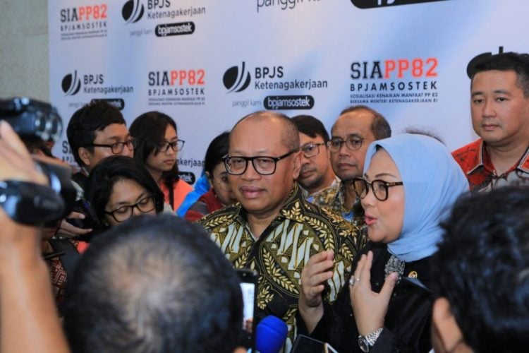 Ida Fauziah (jilbab biru kanan) bersama Agus Susanto saat menerangkan kado akhir tahun bagi para pekerja yang mengikuti BPJAMSOSTEK. (Humas BPJAMSOSTEK)