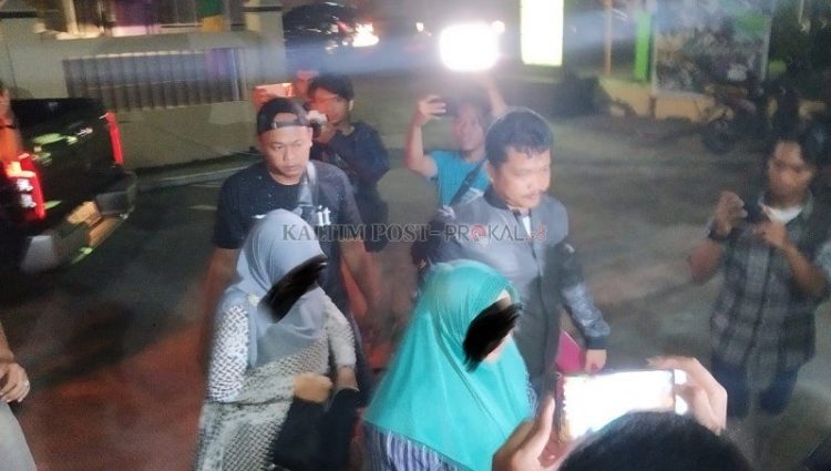 Dua tersangka saat tiba di Polsek Samarinda Ulu. (MYAMIN/PROKAL.CO)