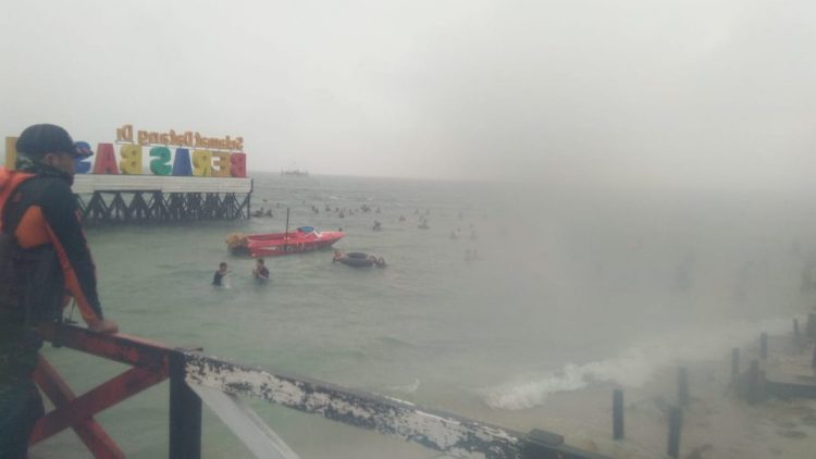 petugas BPBD Bontang mengawasi para pengunjung Pulau Beras Basah. (BPBD Bontang for Bontangpost.id)