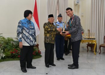 Pimpinan Badak LNG, Didik Sasongko Widi saat menerima penghargaan dari Wakil Presiden Republik Indonesia, K H Ma’ruf Amin. (Corporate Communication Badak LNG)
