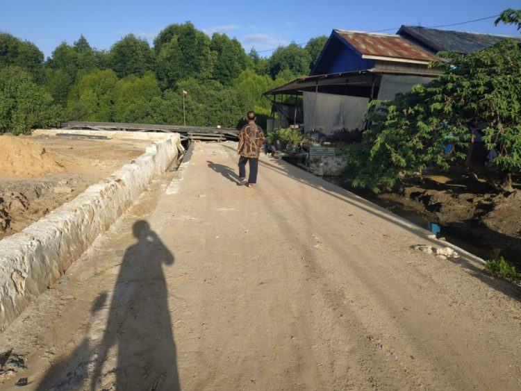 : Jalan Bakau Indah 3, RT 26, Kelurahan Bontang Baru strukturnya rendah sehingga selalu tergenang ketika air laut pasang. (Adiel Kundhara/KPG)