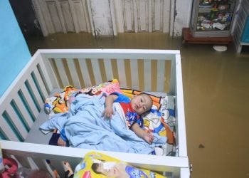 Salah satu bayi yang dirawat di Panti Asuhan Baitul Walad di tengah kepungan banjir. (prokal)
