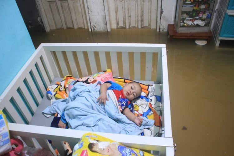Salah satu bayi yang dirawat di Panti Asuhan Baitul Walad di tengah kepungan banjir. (prokal)