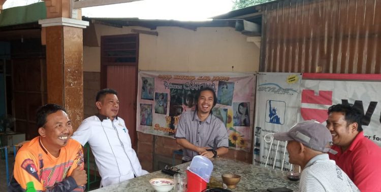 Wawali Basri Rase (tengah) berbincang dengan Pemred Bontangpost.id Edwin Agustyan. (Zulfikar/Bontangpost.id)