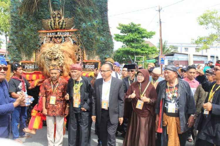 Dasuki, secara resmi mengembalikan formulir penjaringan bakal calon wakil wali kota ke Sekretariat DPD II Golkar Bontang.