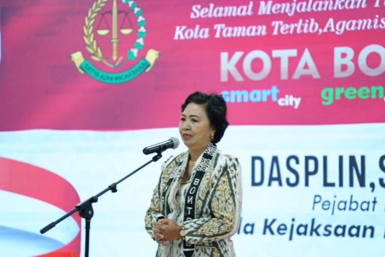 Kajari Bontang, Dasplin saat menyampaikan sambutannya di malam pisah sambut Kajari Bontang, Kamis (23/1/2020) malam. (istimewa)