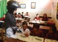 Uswatun, guru kelas I SDN Selodakon 03, Tanggul, Kabupaten Jember, saat mengajar siswanya kemarin. (Jumai/Jawa Pos Radar Jember)
