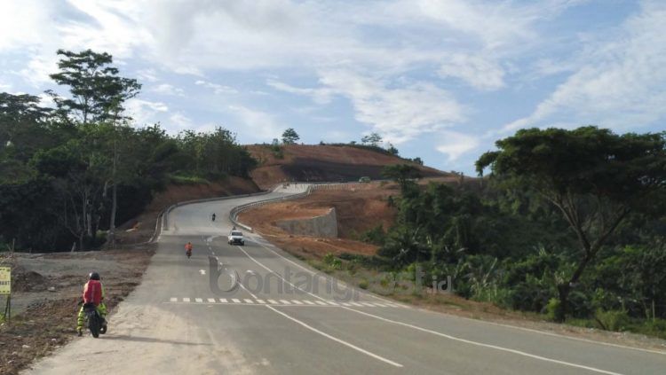 Jalan poros Samarinda-Bontang area Gunung Menangis. (prokal)