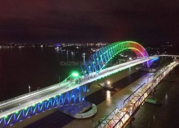 Si Kembar Beda Rupa Dioperasikan Bersamaan